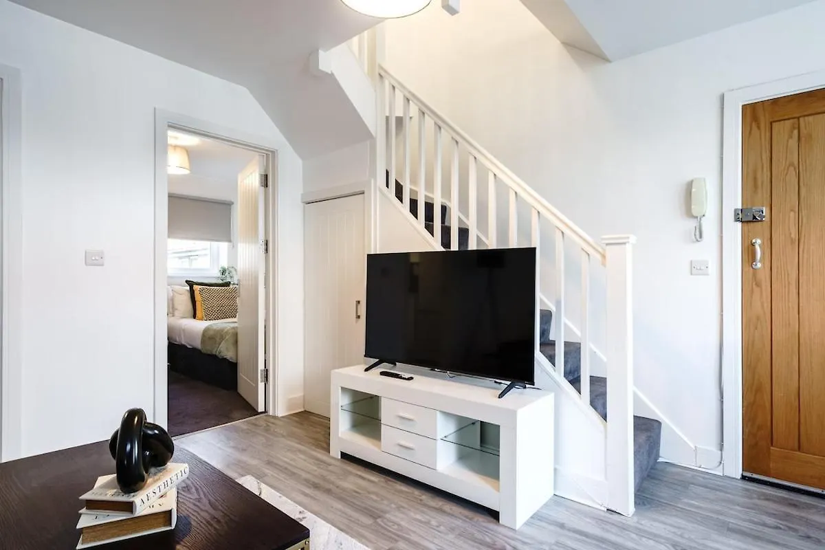 Apartment Stuff Contractors Accommodation Heath Hospital With Netflix Cardiff United Kingdom